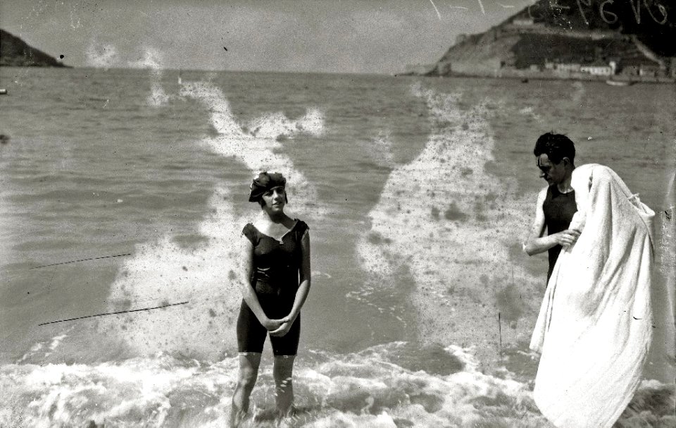 Bañistas en la playa de la Concha (11 de 22) - Fondo Car-Kutxa Fototeka