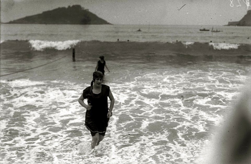 Bañistas en la playa de la Concha y en la de Ondarreta (4 de 5) - Fondo Car-Kutxa Fototeka