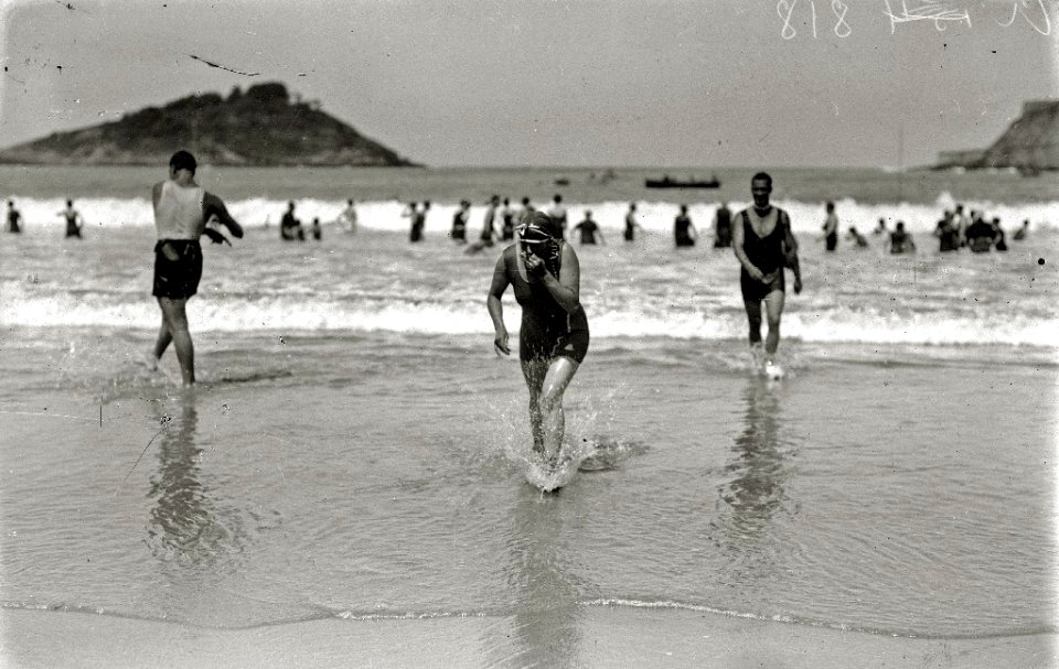 Bañistas en la playa de la Concha (15 de 22) - Fondo Car-Kutxa Fototeka