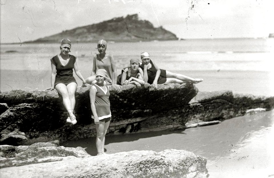 Bañistas en la playa de la Concha (22 de 22) - Fondo Car-Kutxa Fototeka