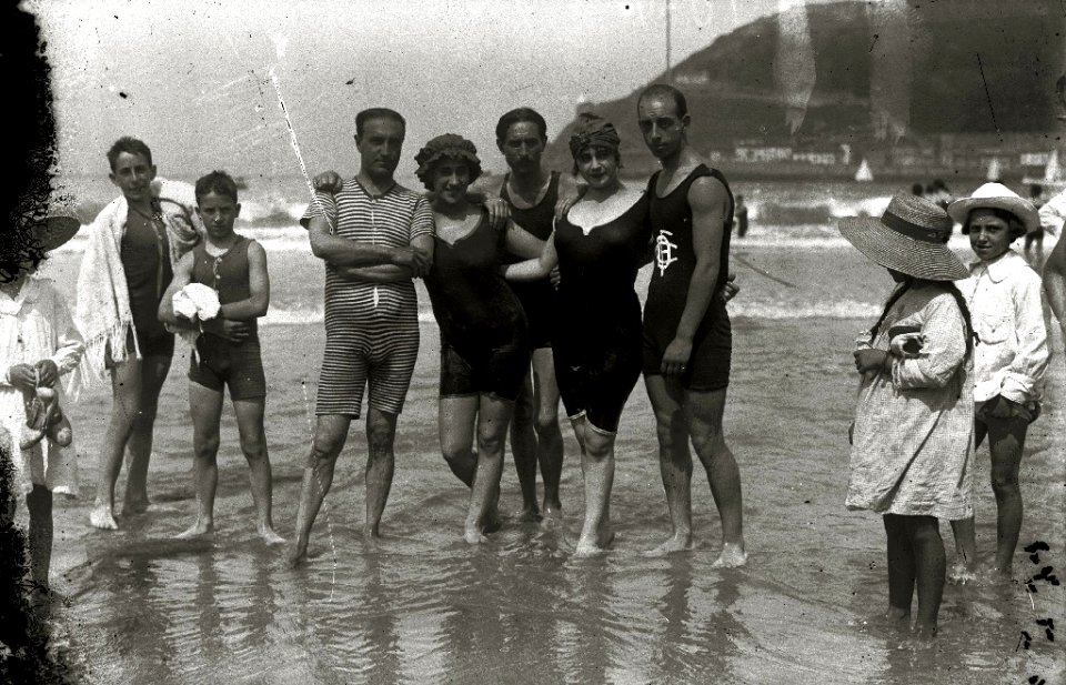 Bañistas en la playa de la Concha (6 de 22) - Fondo Car-Kutxa Fototeka