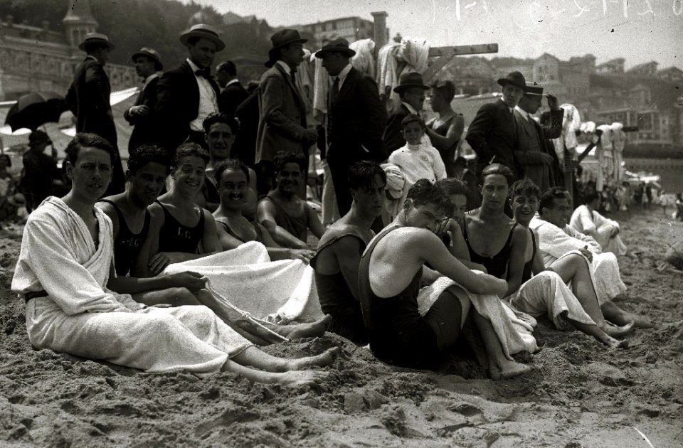 Bañistas en la playa de la Concha y en la de Ondarreta (1 de 5) - Fondo Car-Kutxa Fototeka