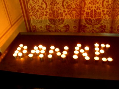 Opferkerzen in einer Kirche Danke