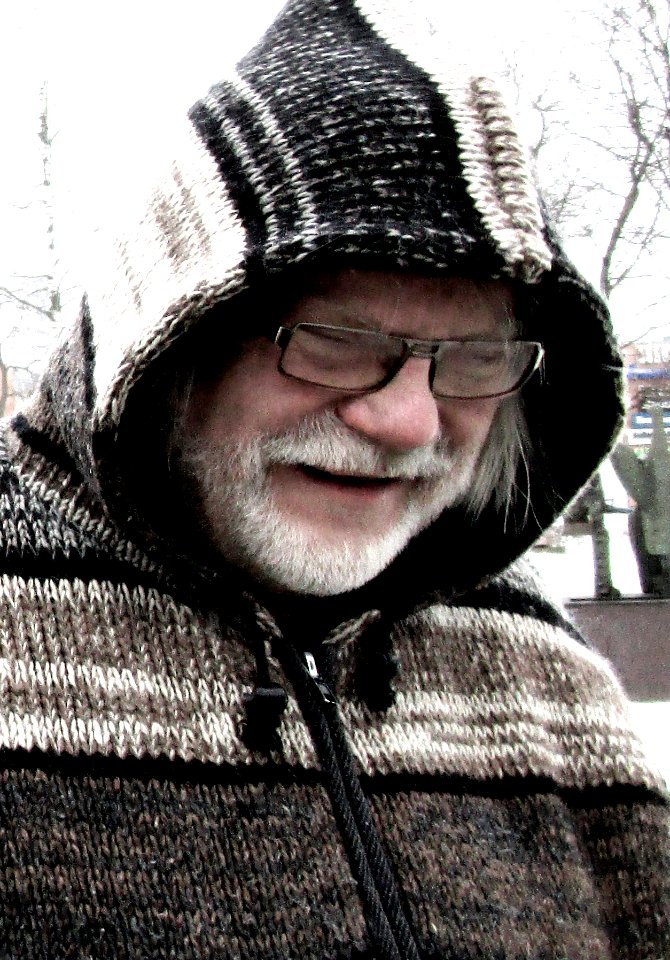 Pauli Huppu päässään tarkkailemassa