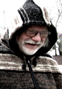 Pauli Huppu päässään tarkkailemassa