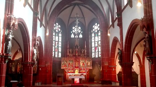 Pfarrkirche St. Matthias (Nieder-Roden), Mittelschiff mit Blick zum Hochaltar