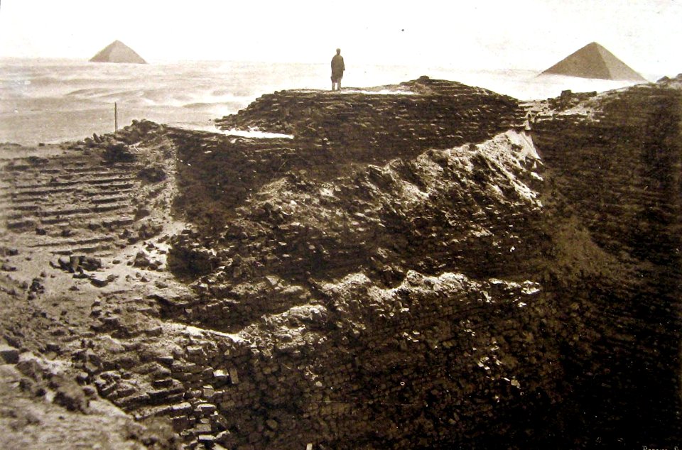 Pyramide-sesostris3-cratère2