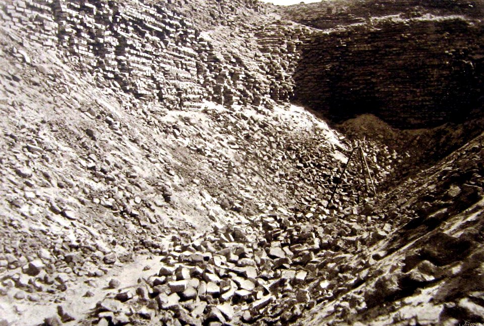 Pyramide-sesostris3-cratère3