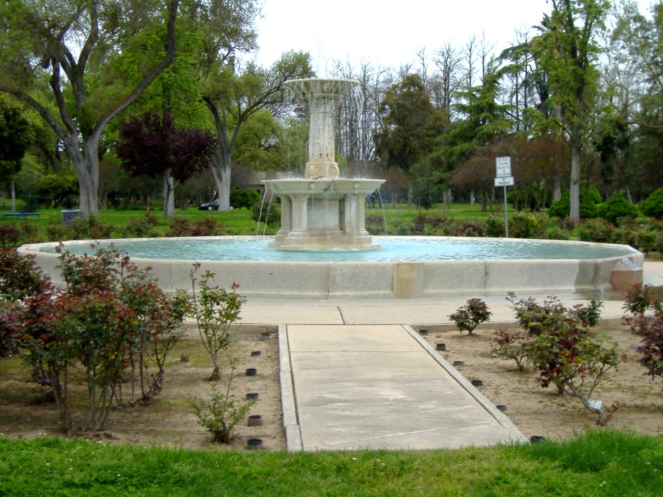 Rose Garden Fountain 2, Applegate Park - Merced, California