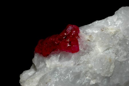 Rubis2 sur gangue (Vietnam)