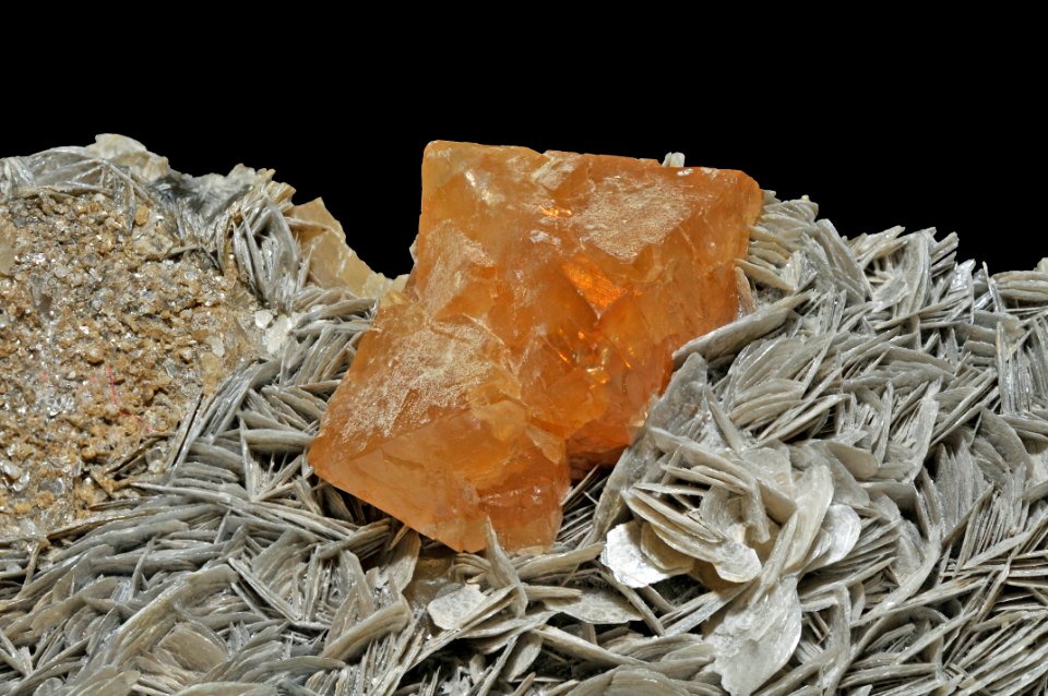 Scheelite, muscovite