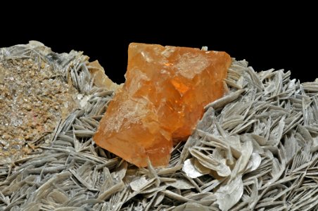 Scheelite, muscovite