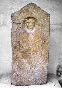 Schloß Traismauer Grabstein 3