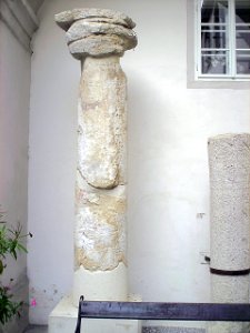 Schloß Traismauer römische Steinsäule