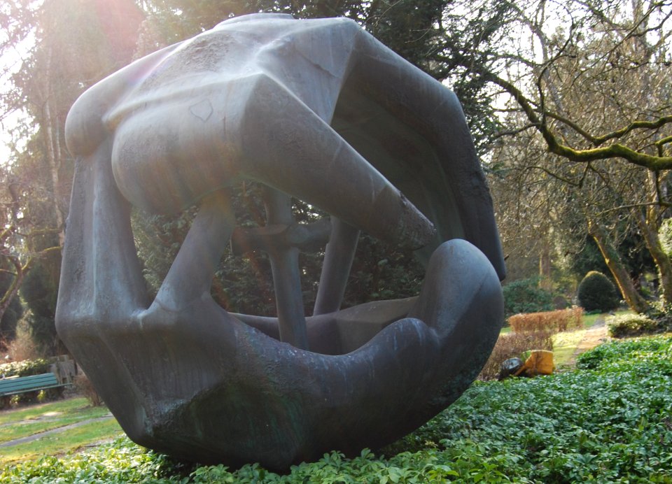 Spemann, Wolf-Hände und Kreuz, 1975, Bronze