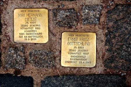 Stolpersteine am Glockenspielpavillon