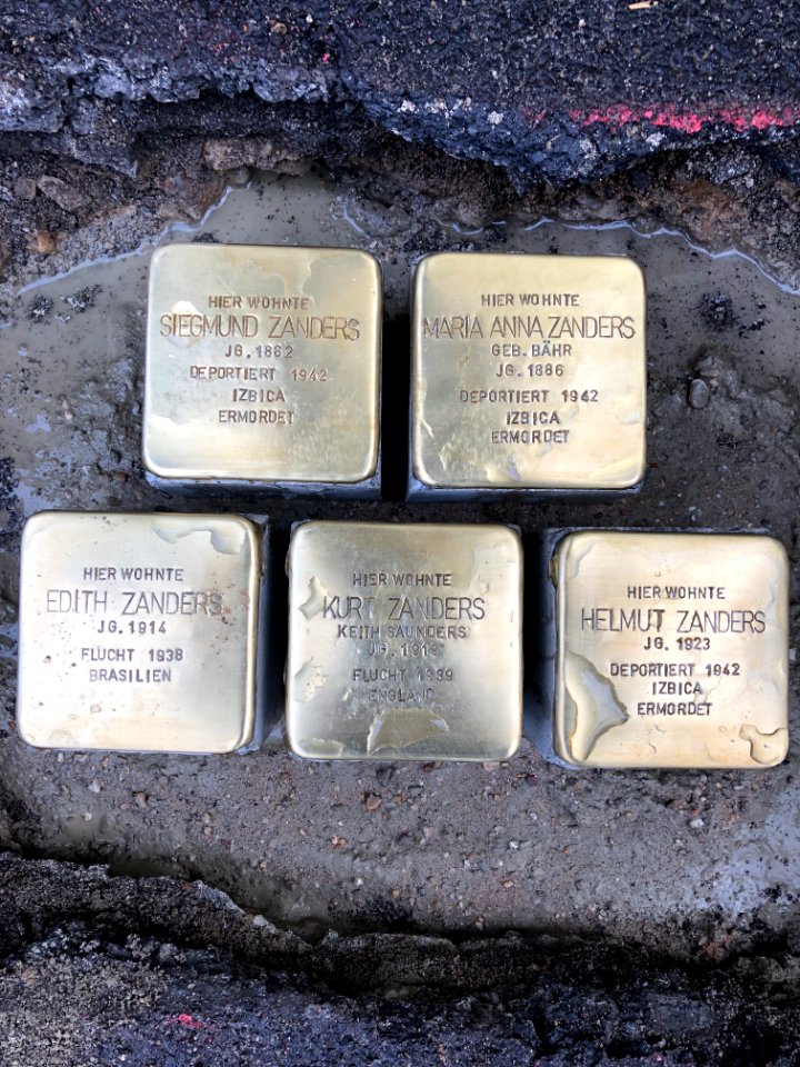 Stolpersteine für die Familie Zanders kurz vor dem Zuschütten der geplanten Stelle