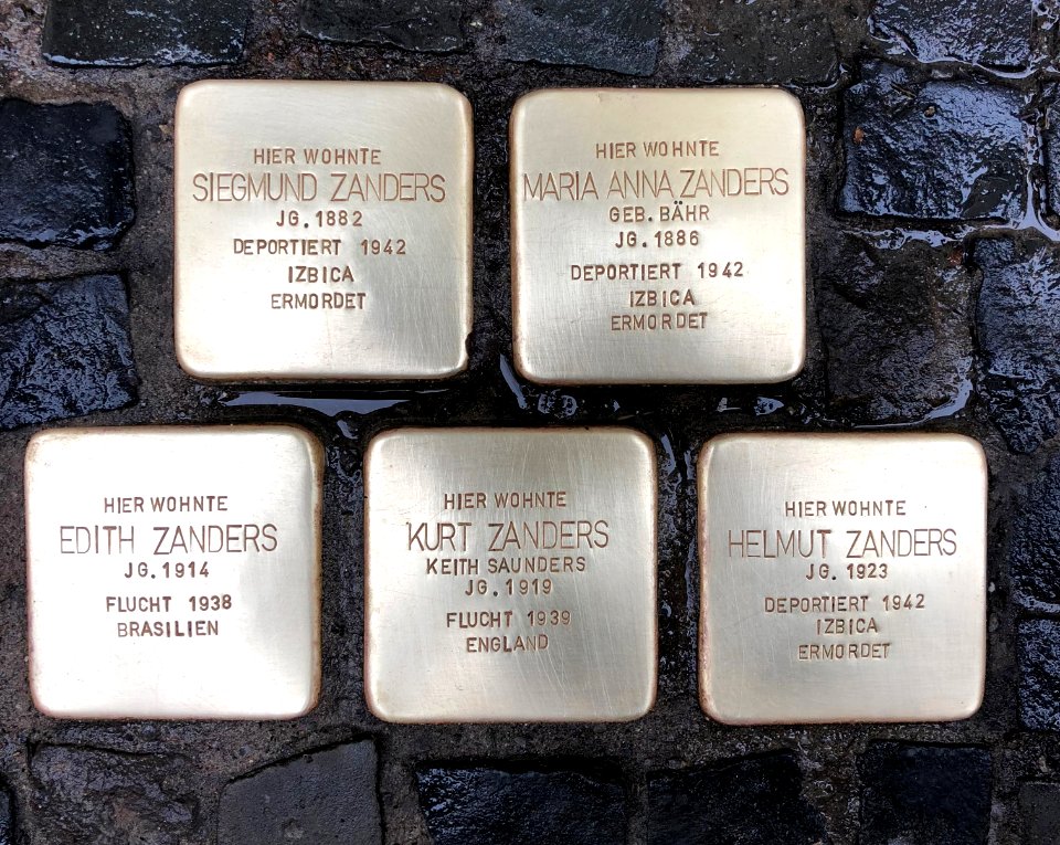 Stolpersteine für die Familie Zanders nach Fertigstellung