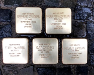 Stolpersteine für die Familie Zanders nach Fertigstellung