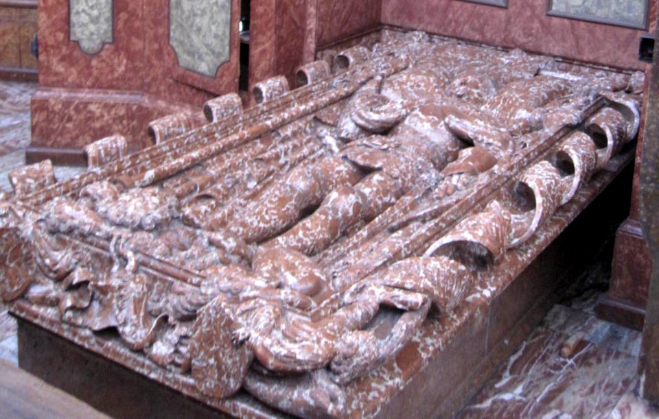 Straubing-Karmelitenkirche-Grabmal-Albrecht-II (cropped)