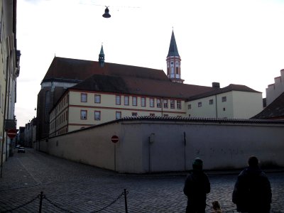 Straubing-Karmelitenkloster-Kirche-Ansicht-Schlossplatz