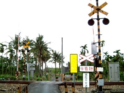 The first level crossing that appears in the southen way from TRA Chutien Station 20080322 photo
