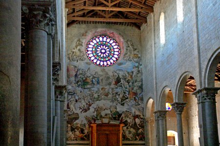 Todi dom innen1