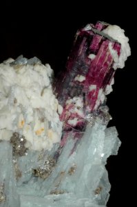 Tourmaline lie de vin, albite (Brésil)
