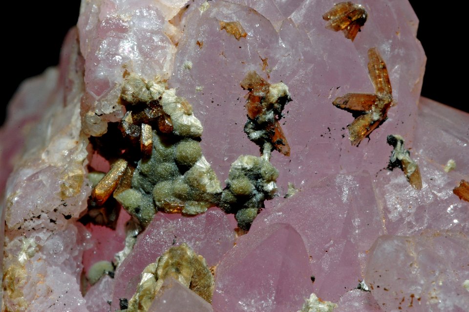 Éosphorite et rochérite sur quartz rose cristallisé (Brésil)