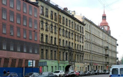 Дом 61 по Садовой улице (в центре), в котором жил М. Ю. Лермонтов.