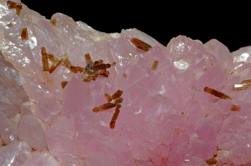 Éosphorite sur quartz rose cristallisé (Brésil)