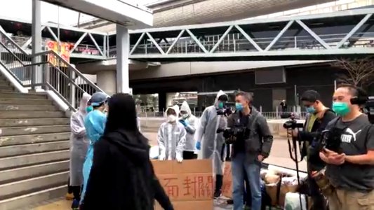 天水連線成員設立臨時檢疫站，為下車市民量度體溫及提供消毒搓手液 20200204