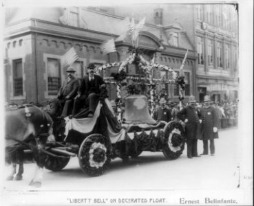  'Liberty Bell' on decorated float LCCN2007678113