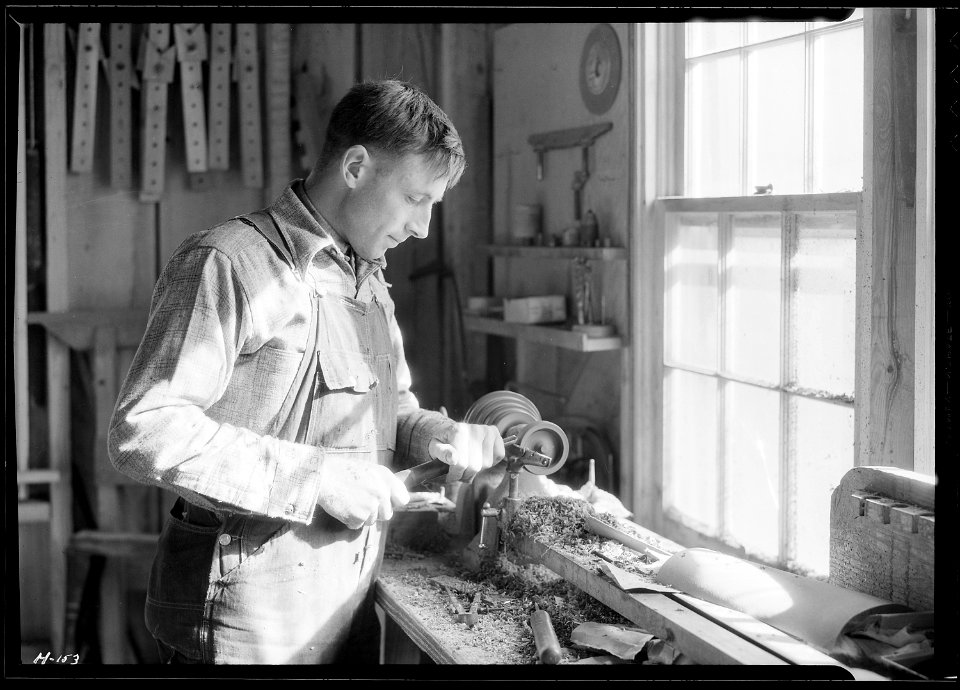 A close-up of one of the men in the shop of the Woodcrafters and Carvers, Gatlinburg, Tennessee. - NARA - 532772
