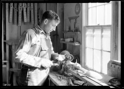 A close-up of one of the men in the shop of the Woodcrafters and Carvers, Gatlinburg, Tennessee. - NARA - 532772