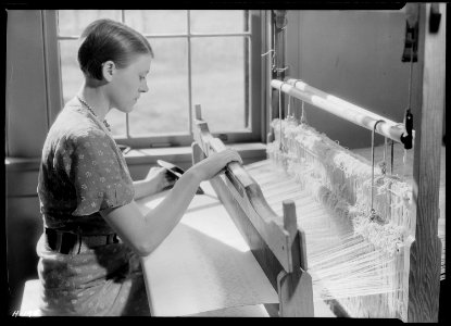 Alice McCarter, weaving a baby blanket at the Pi Beta Phi School, Gatlinburg, Tennessee. This particular material is... - NARA - 532764