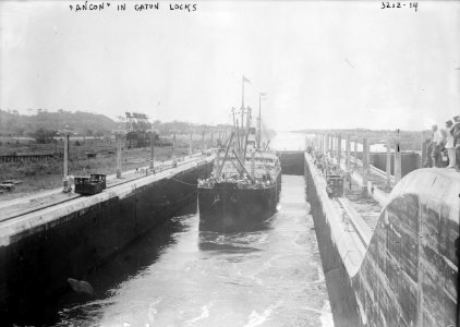 ANCON in Gatun locks LCCN2014697346