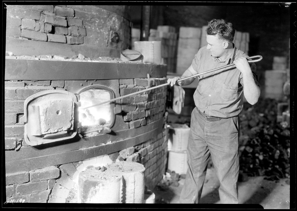 Another view of Walter Hensley, head kiln fireman at Southern Potteries, Elroy, Tennessee. - NARA - 532759