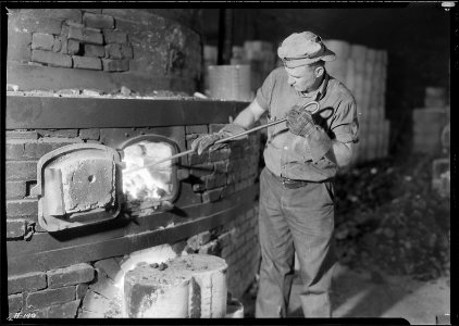 Another view of Walter Hensley, head kiln fireman at Southern Potteries, Elroy, Tennesseee(sic). - NARA - 532758