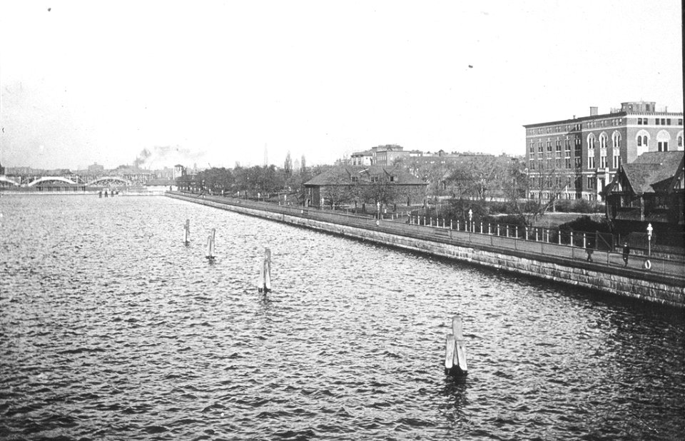 1895 CharlesRiver Boston LOC210069v