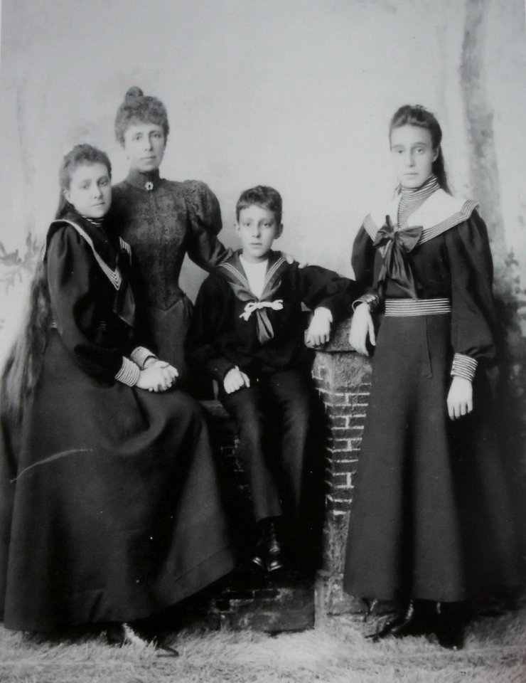 Queen Maria cristina with her three children