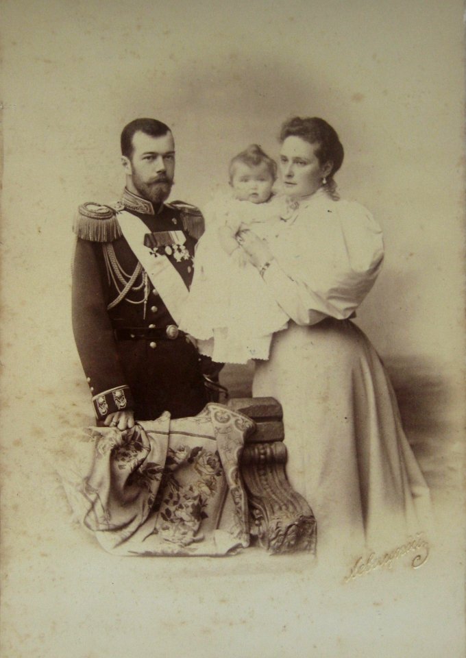 1896. Николай II с Александрой Федоровной и дочерью Ольгой