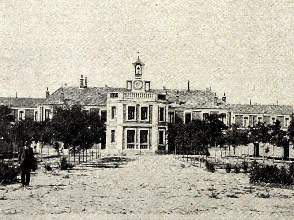 1897-10-02, Blanco y Negro, El nuevo hospital de San Juan de Dios, Irigoyen (cropped) Vista del nuevo edificio desde la entrada principal (cropped)