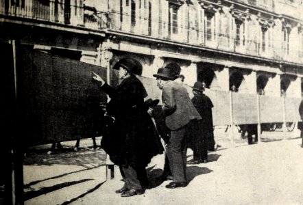 1898-03-26, Blanco y Negro, Exposición pública de las listas electorales en la Plaza Mayor de Madrid, Irigoyen (cropped)