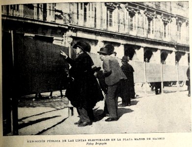1898-03-26, Blanco y Negro, Exposición pública de las listas electorales en la Plaza Mayor de Madrid, Irigoyen