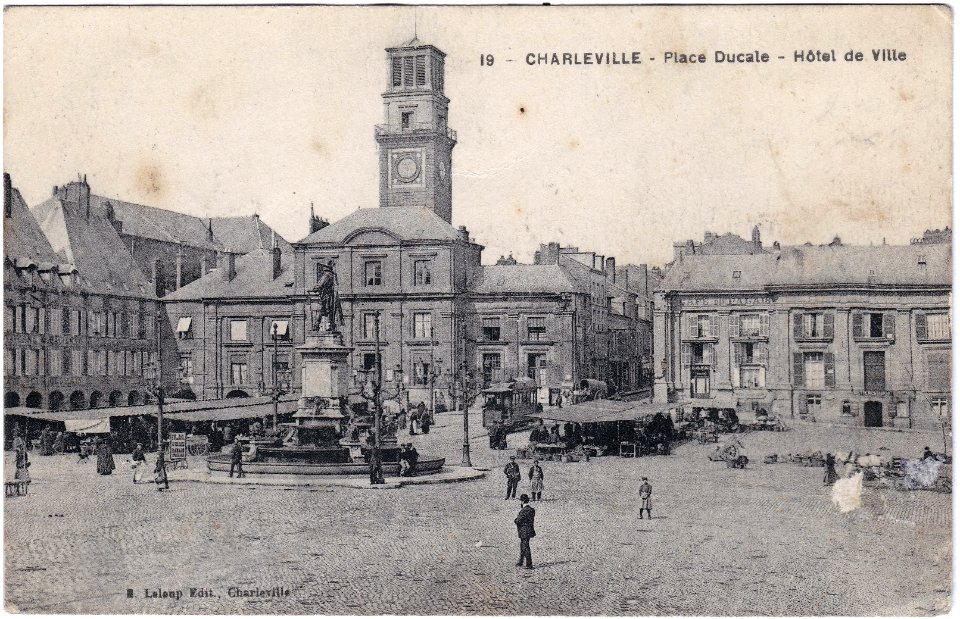 19 - Charleville — Place Ducale - Hôtel de Ville