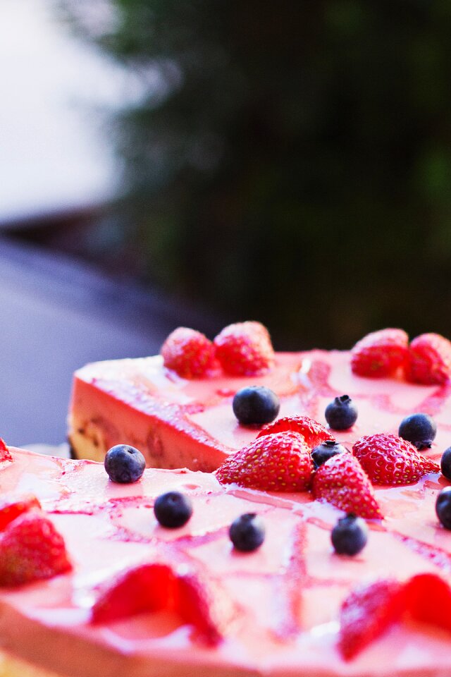 Blueberry brownie cake