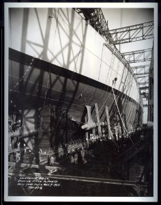 19-N-9283-170-42-G-Launching BB-62 showing stern poppets