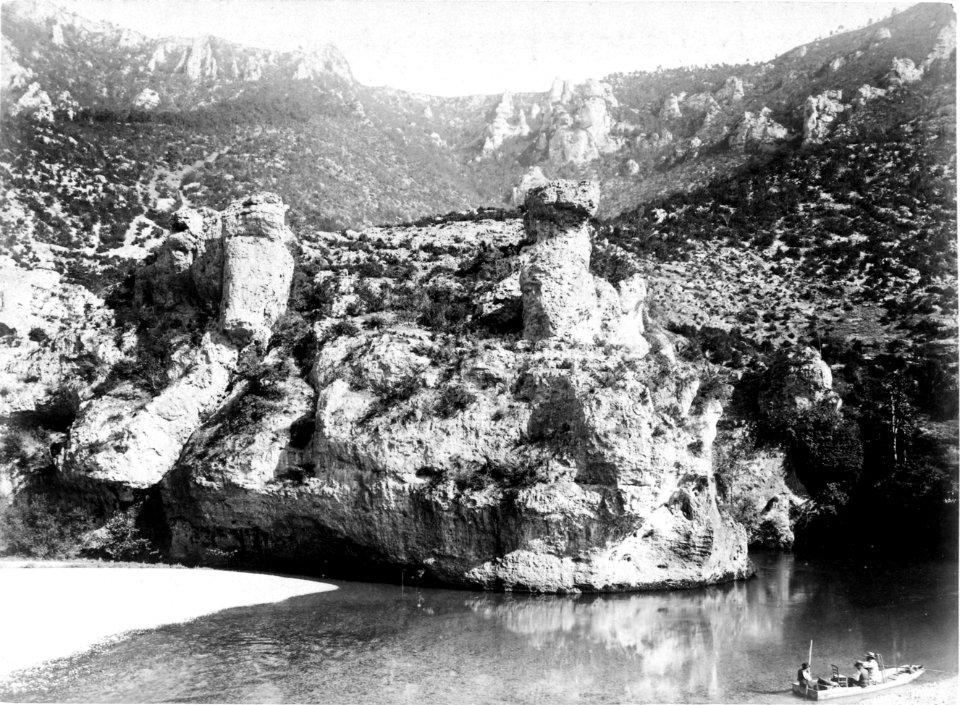 19. L'Escaliou, vue prise de la rive gauche, en aval des Etroits et de la Croze (James Jackson, 1888)