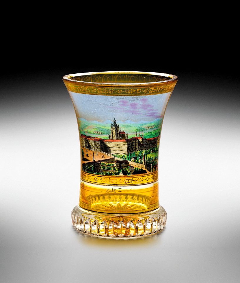 19. Číška s malovaným pohledem na Pražský hrad (ve stylu Antona Kothgassera), kolem r. 1830, Uměleckoprůmyslové muzeum v Praze